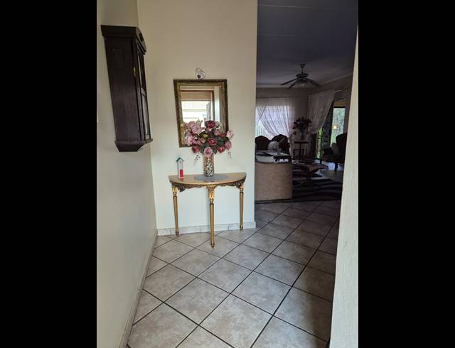 2 BEDROOM TOWNHOUSE FOR SALE IN VANDERBIJLPARK SE 2